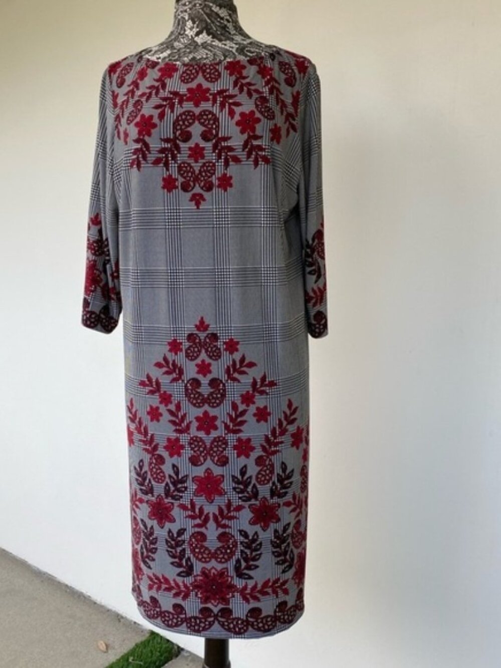 Elegant Black and White dress with Red Floral Pattern size 1X